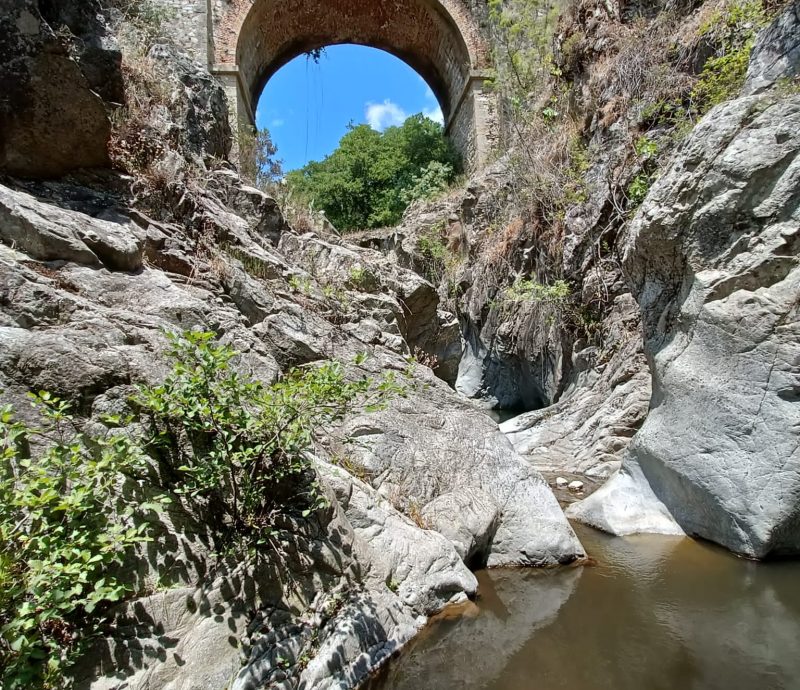 VURDOJ, cascata della pecora solitaria, tspace expeditions, ponte romano, acqua park naturale in calabria