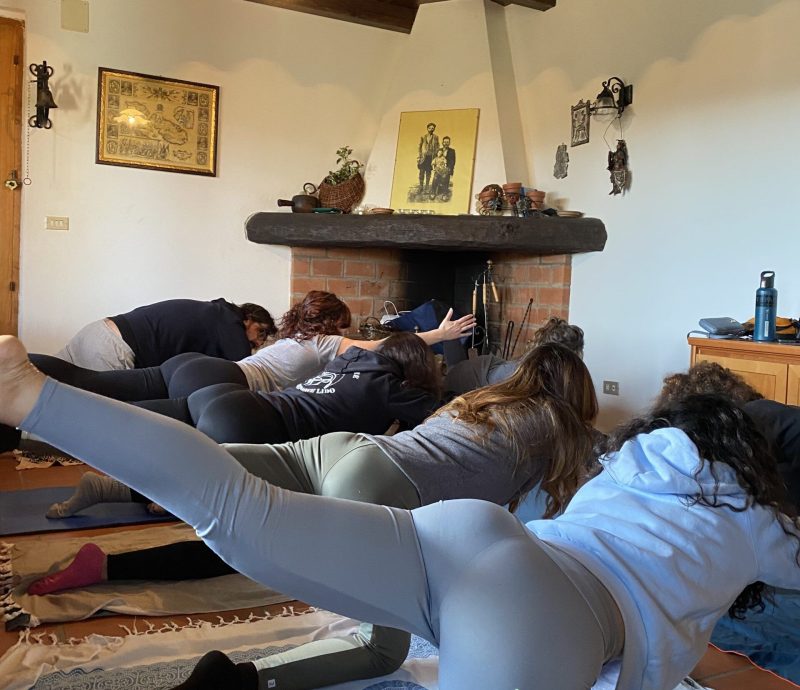 gruppo tspace che fa yoga al retreat in sila d'inverno