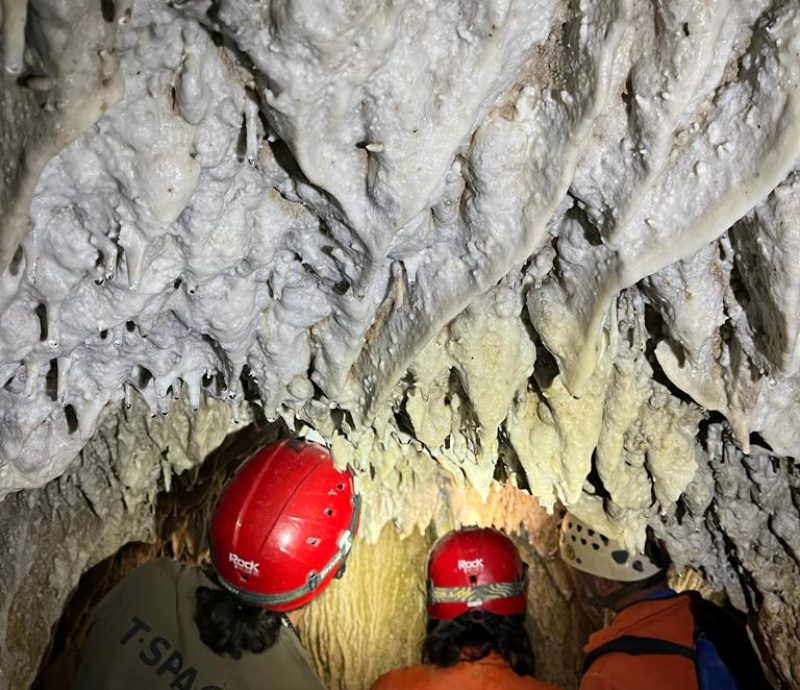 tspace, grotta scura, esplorazione speleologica
